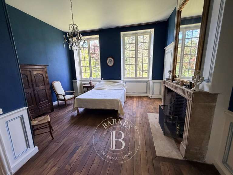 Château Saint-Georges-de-Poisieux - 8 chambres - 350m²