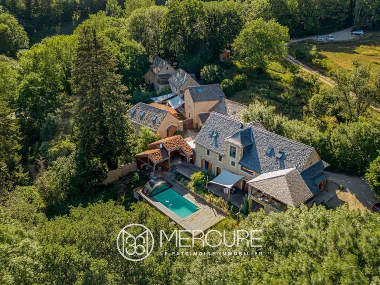 Propriété Saint-Germain-du-Teil - 17 chambres - 980m²