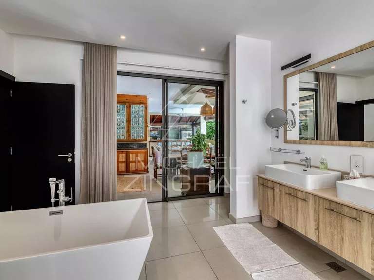 Villa saint-gilles-les-bains - 3 bedrooms - 331m²