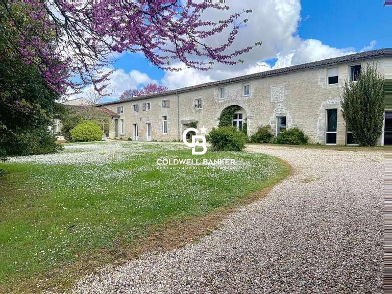 Maison Saint-Hilaire-de-Villefranche - 900m²