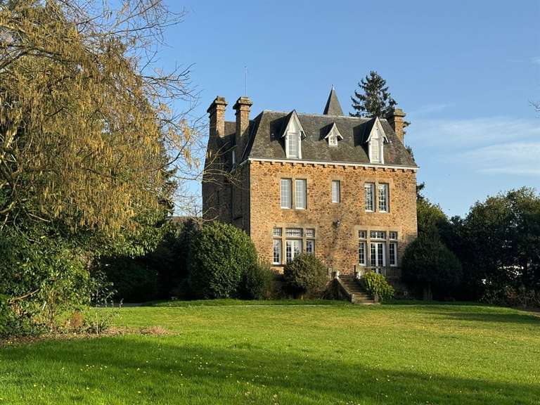 Maison Saint-Hilaire-du-Harcouët - 8 chambres - 350m²