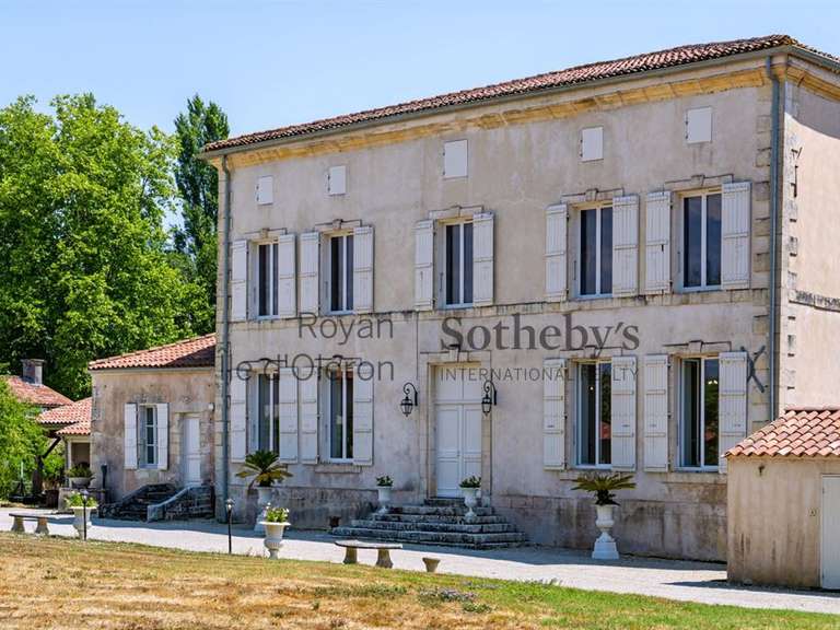 Maison Saint-Hippolyte - 768m²
