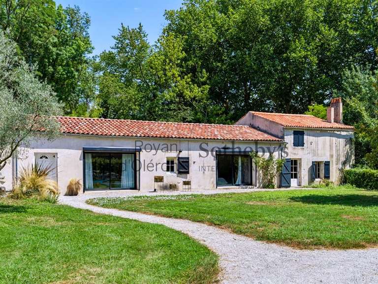 Maison Saint-Hippolyte - 768m²
