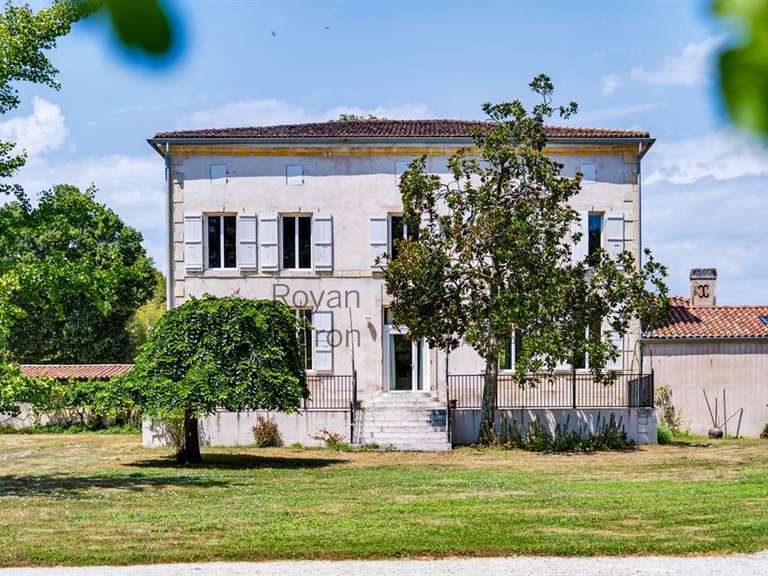 Maison Saint-Hippolyte - 768m²