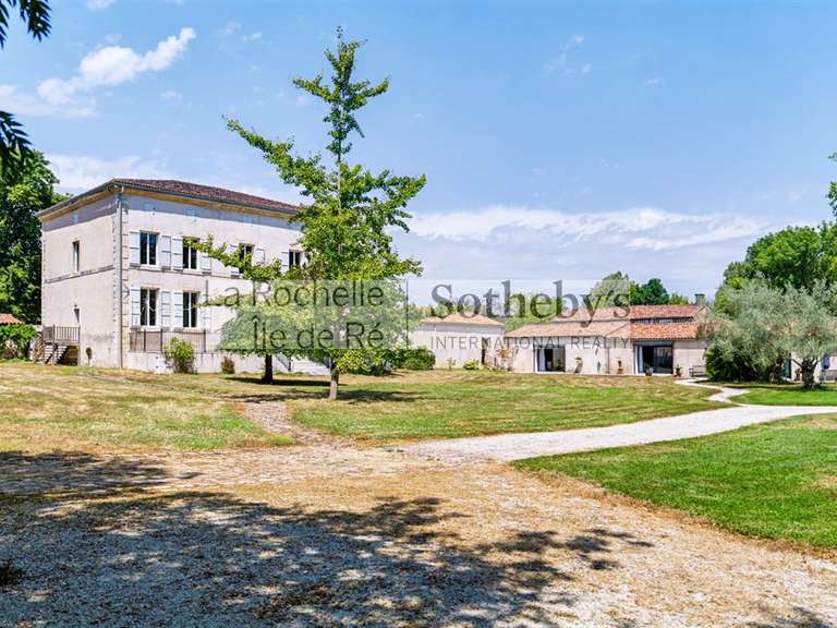 Maison Saint-Hippolyte - 768m²