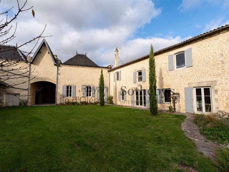 Maison Saint-Jean-d'Angély - 4 chambres - 350m²