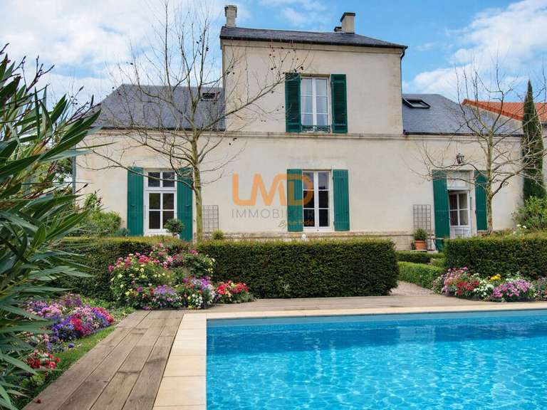 Maison Saint-Jean-d'Angély - 4 chambres - 217m²