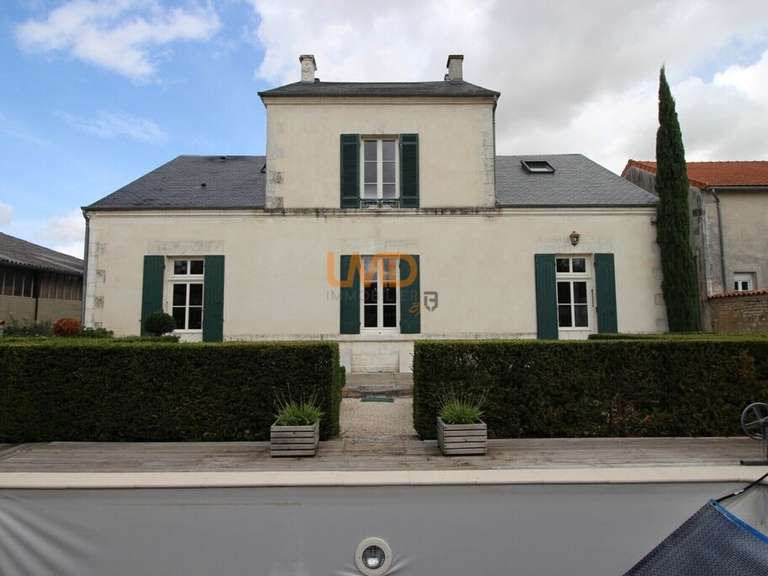 Maison Saint-Jean-d'Angély - 4 chambres - 217m²