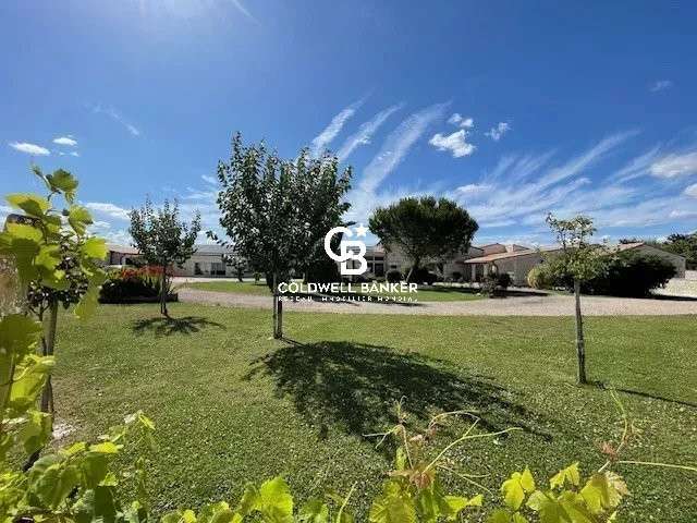 Property Saint-Jean-d'Angély - 9 bedrooms - 830m²