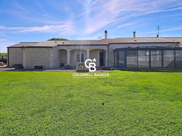 Propriété Saint-Jean-d'Angély - 9 chambres - 830m²