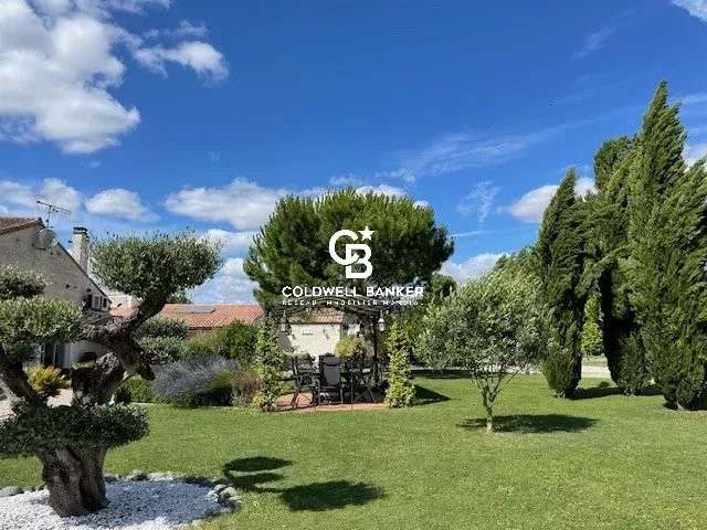 Propriété Saint-Jean-d'Angély - 9 chambres - 830m²