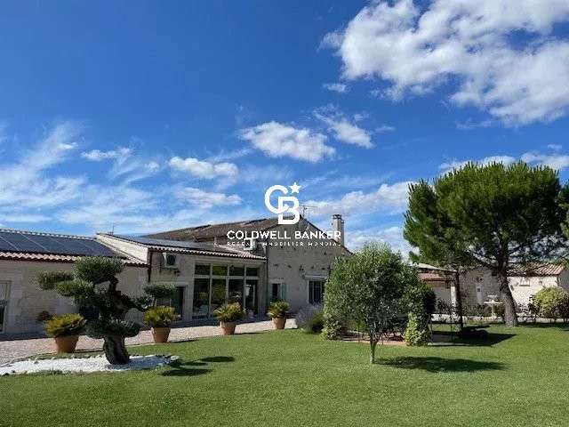 Propriété Saint-Jean-d'Angély - 9 chambres - 830m²
