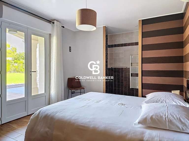 Propriété Saint-Jean-d'Angély - 9 chambres - 830m²