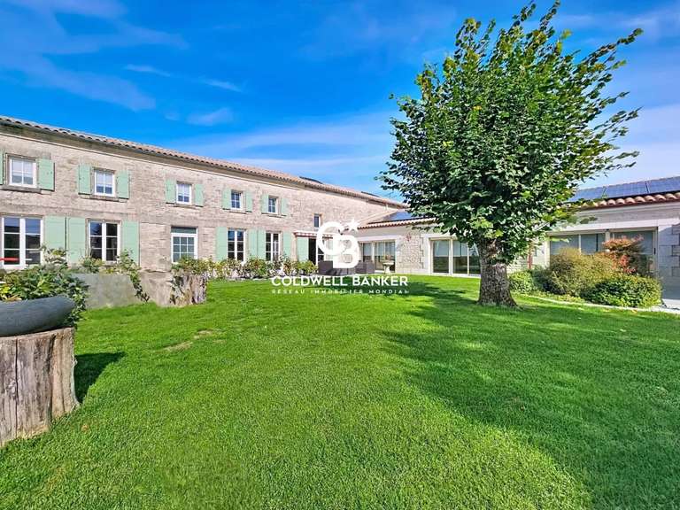 Propriété Saint-Jean-d'Angély - 9 chambres - 830m²