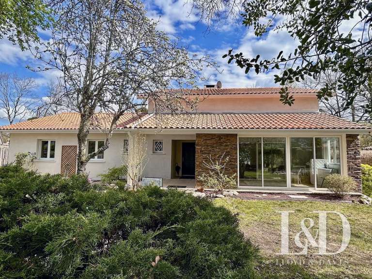 Maison Saint-Jean-d'Illac - 6 chambres - 203m²