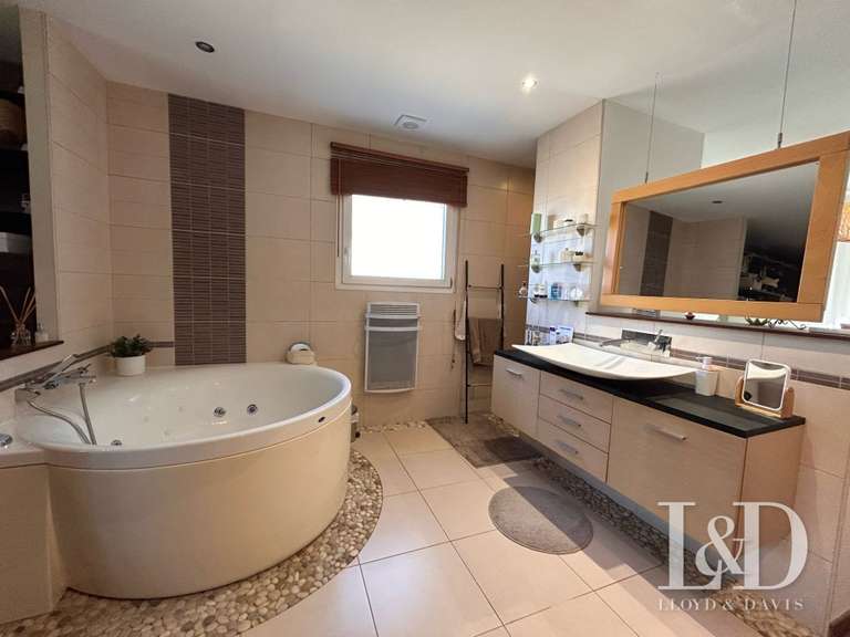 Maison Saint-Jean-d'Illac - 6 chambres - 203m²