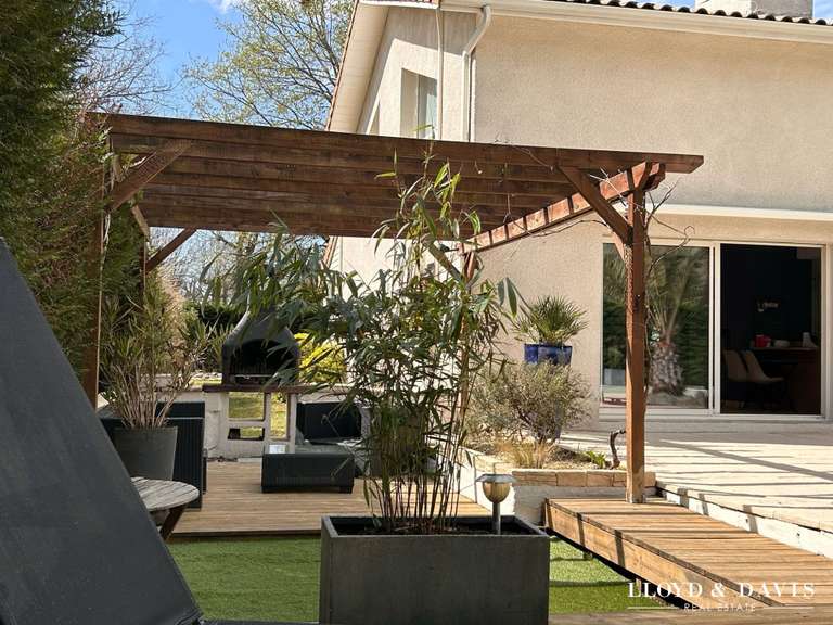 Maison Saint-Jean-d'Illac - 6 chambres - 203m²