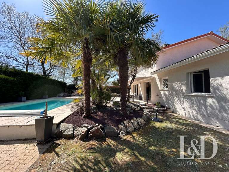 Maison Saint-Jean-d'Illac - 6 chambres - 203m²