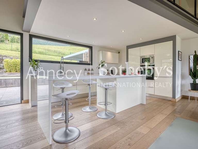 Maison Saint-Jorioz - 4 chambres - 196m²