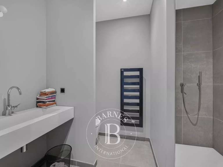 Maison Saint-Julien-en-Genevois - 4 chambres - 672m²