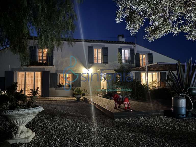Maison Saint-Laurent-d'Aigouze - 3 chambres - 170m²