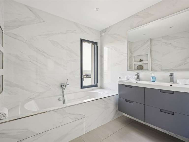 Maison Saint-Laurent-de-Mure - 5 chambres - 225m²