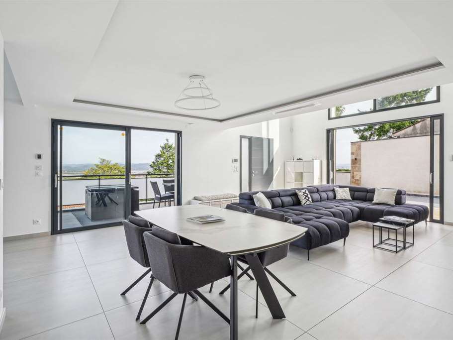 House Saint-Laurent-de-Mure