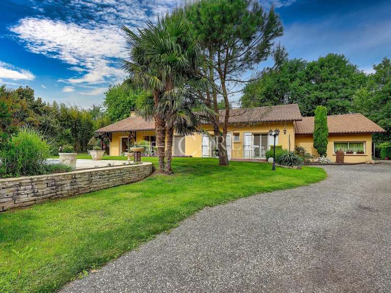Propriété Saint-Laurent-de-Mure - 6 chambres - 440m²