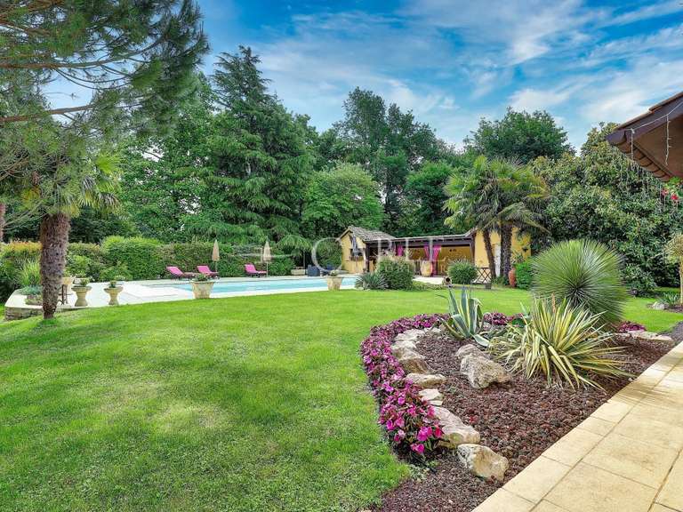 Propriété Saint-Laurent-de-Mure - 6 chambres - 440m²