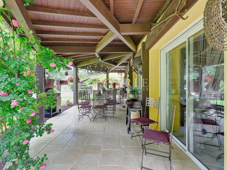 Propriété Saint-Laurent-de-Mure - 6 chambres - 440m²