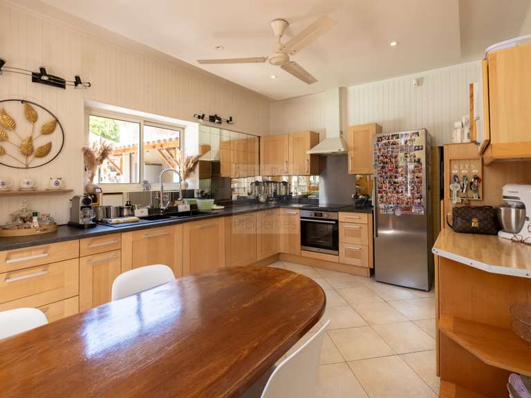 Maison Saint-Laurent-du-Var - 5 chambres - 156m²