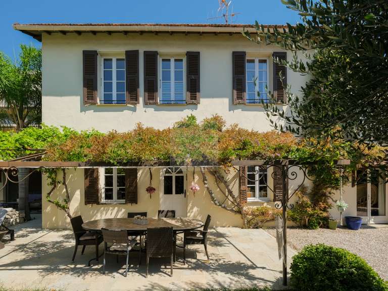 Maison Saint-Laurent-du-Var - 5 chambres - 156m²