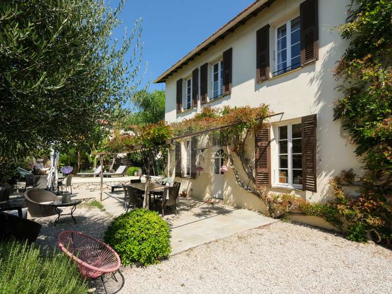 Maison Saint-Laurent-du-Var - 5 chambres - 156m²
