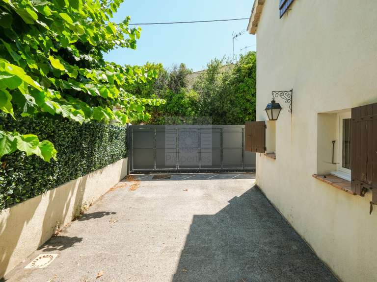 Maison Saint-Laurent-du-Var - 5 chambres - 156m²