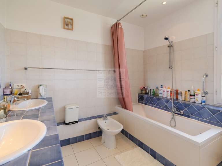Maison Saint-Laurent-du-Var - 5 chambres - 156m²