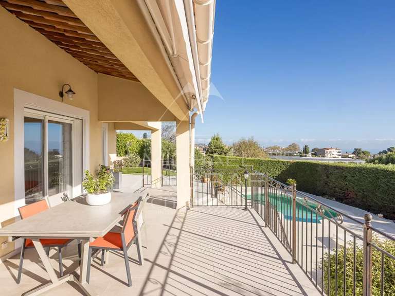 Villa Saint-Laurent-du-Var - 3 bedrooms - 130m²