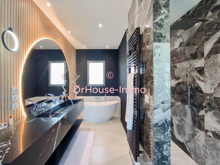 Villa Saint-Laurent-sur-Saône - 5 bedrooms - 242m²