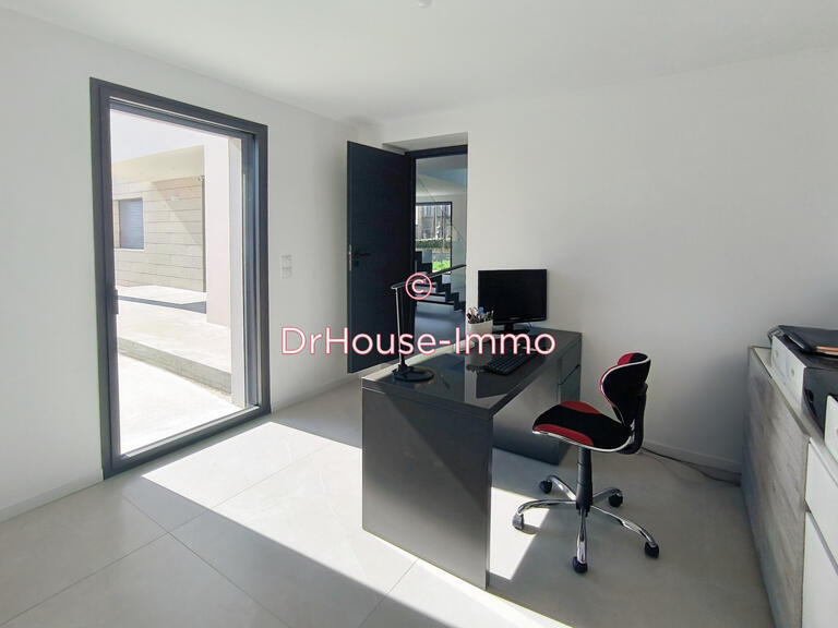 Villa Saint-Laurent-sur-Saône - 5 bedrooms - 242m²