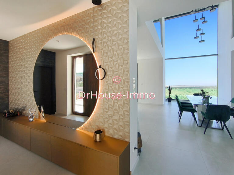 Villa Saint-Laurent-sur-Saône - 5 bedrooms - 242m²