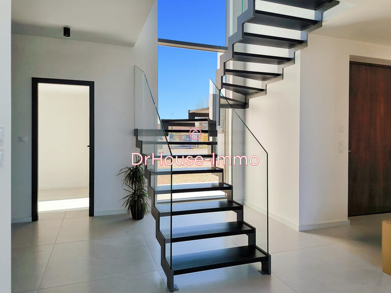 Villa Saint-Laurent-sur-Saône - 5 bedrooms - 242m²