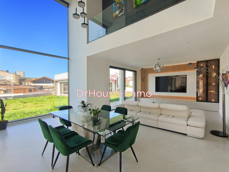 Villa Saint-Laurent-sur-Saône - 5 bedrooms - 242m²