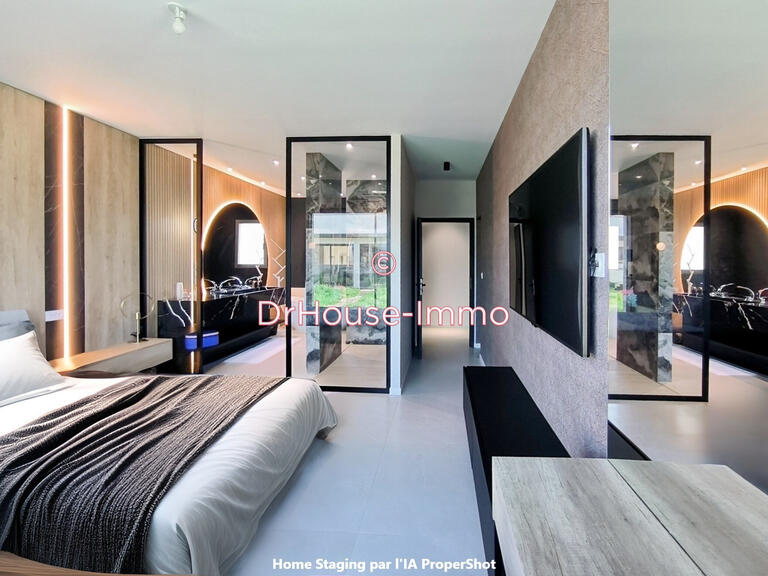 Villa Saint-Laurent-sur-Saône - 5 bedrooms - 242m²