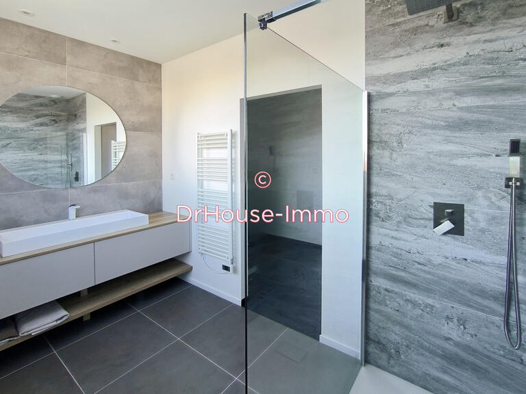 Villa Saint-Laurent-sur-Saône - 5 bedrooms - 242m²
