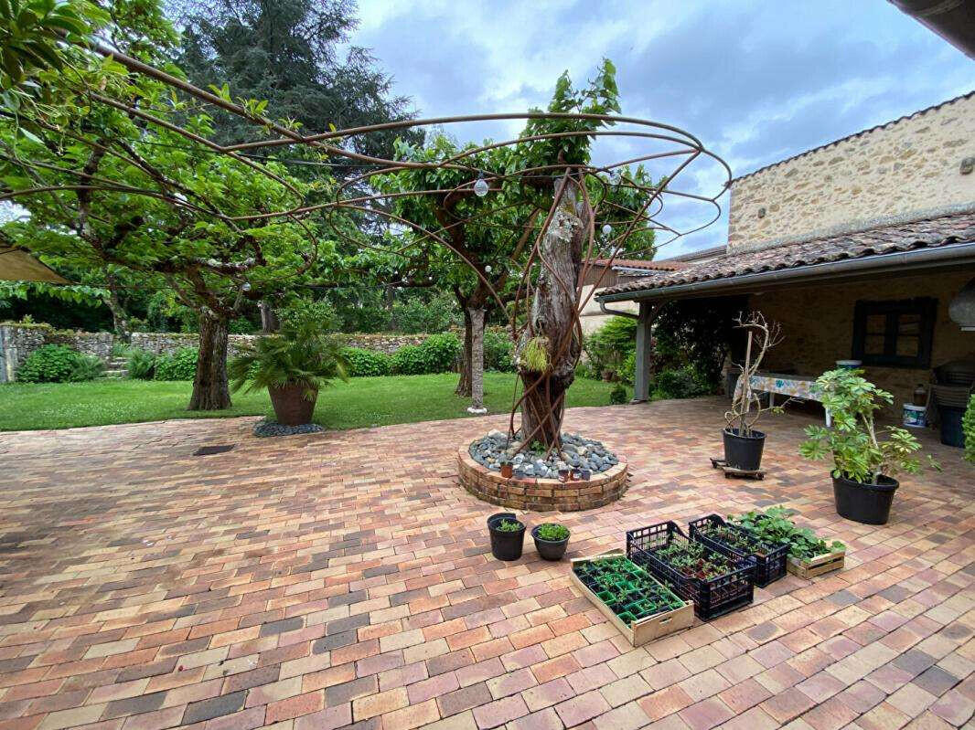 Property Saint-Macaire