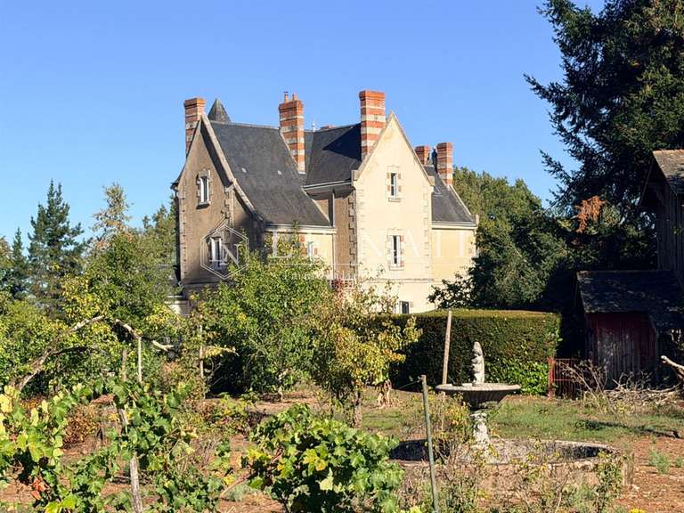 Castle Saint-Maixent-l'École - 6 bedrooms - 339m²