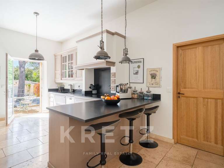 Maison Saint-Marc-Jaumegarde - 4 chambres - 222m²