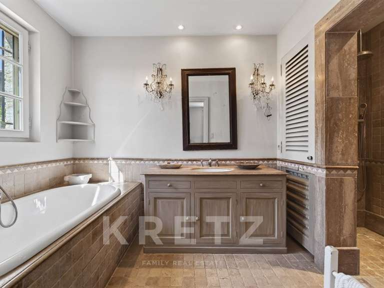 Maison Saint-Maximin - 5 chambres - 405m²