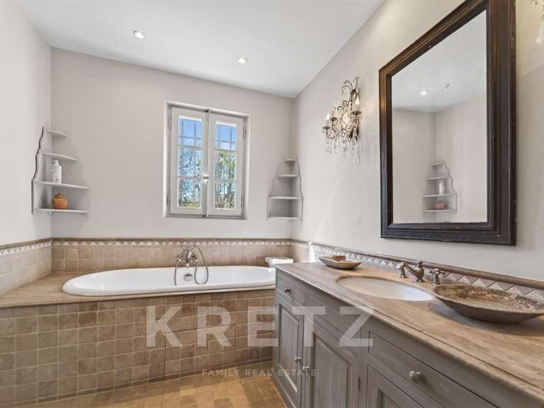 Maison Saint-Maximin - 5 chambres - 405m²