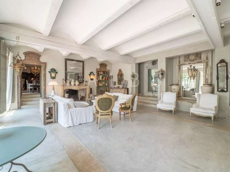 Maison Saint-Maximin - 5 chambres - 442m²