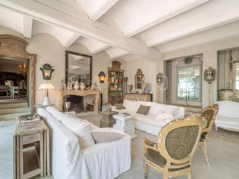 Maison Saint-Maximin - 5 chambres - 442m²